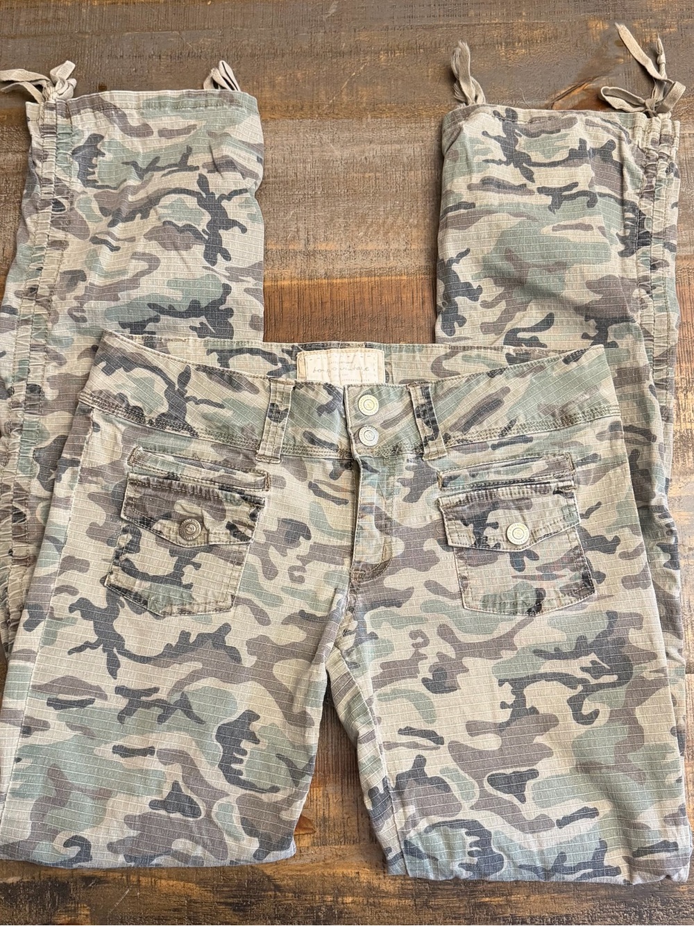 Vintage Y2K bongo vintage camo low rise straight leg pants